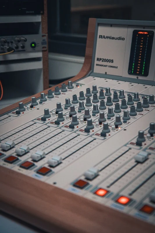 Mengenal Fungsi Mixer Audio: Menyeimbangkan Suara Alat Musik dan Vokal