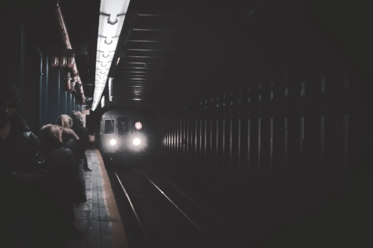 Tren Backdrop Neon Box: Pilihan Terbaik untuk Kafe dan Acara Malam Hari