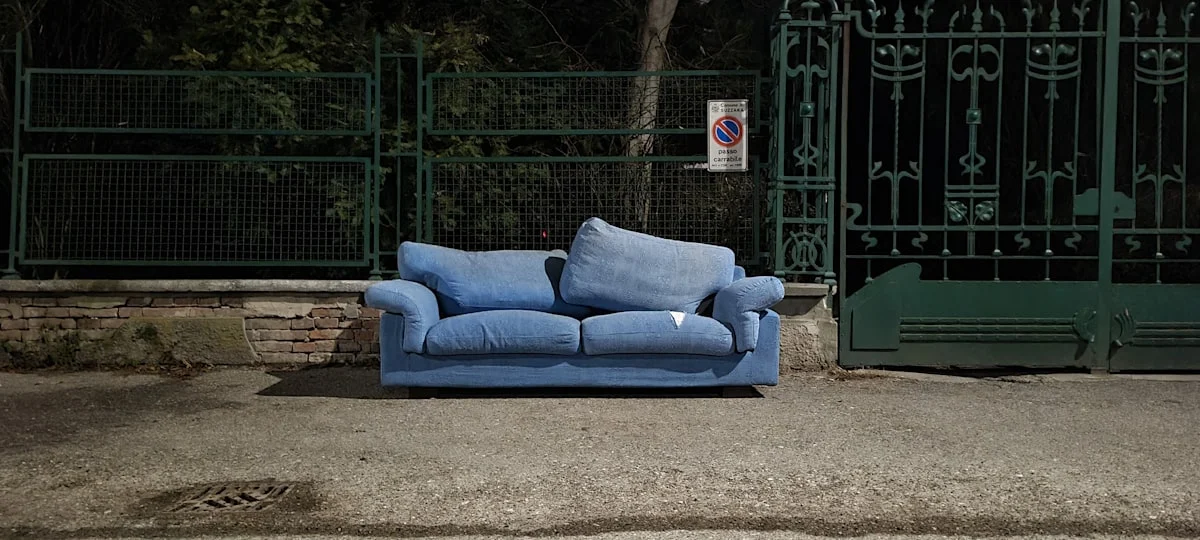 Panduan Memilih Furniture Sewa Kursi Bar Sofa untuk Tema Booth yang Tepat
